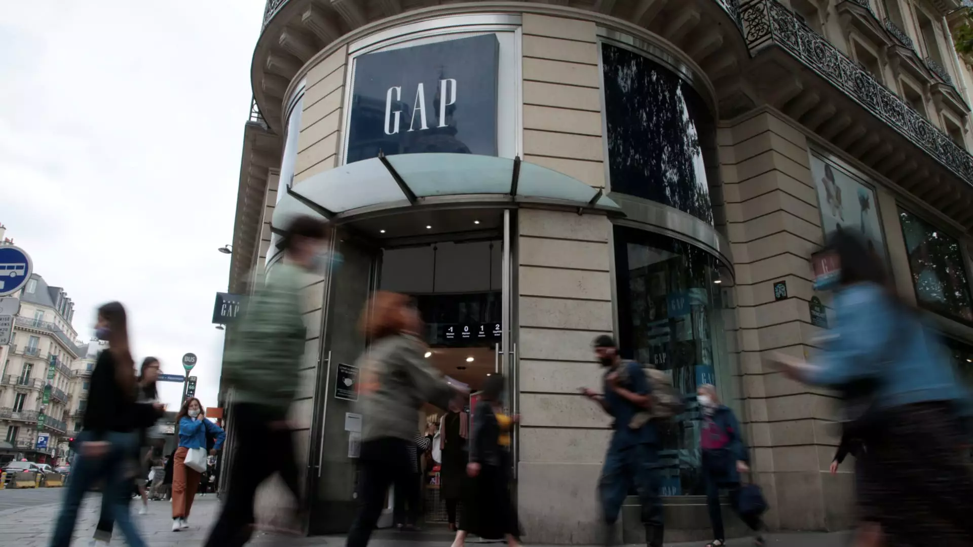 300 Million Dollar Dilemma: Gap’s Struggle Against Tariffs and Industry Shifts